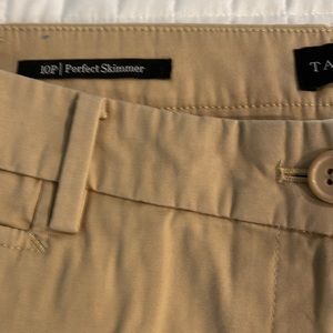 TALBOTS perfect Skimmer. 10P. Khaki. NWT. Buttons at ankle. NSNP.